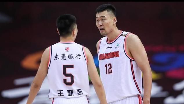 给岳m洗澡勃起